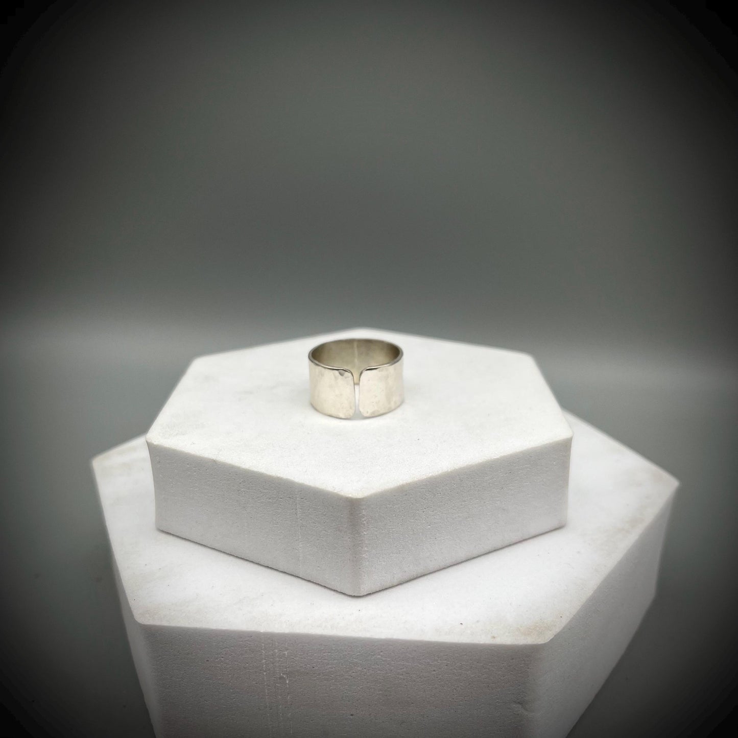 Sterling Silver Wide Ring Bang, Labradorite Crystal Ring, Hammered Silver Ring Band, Textured Silver Ring, Wide Silver Ring with Labradorite