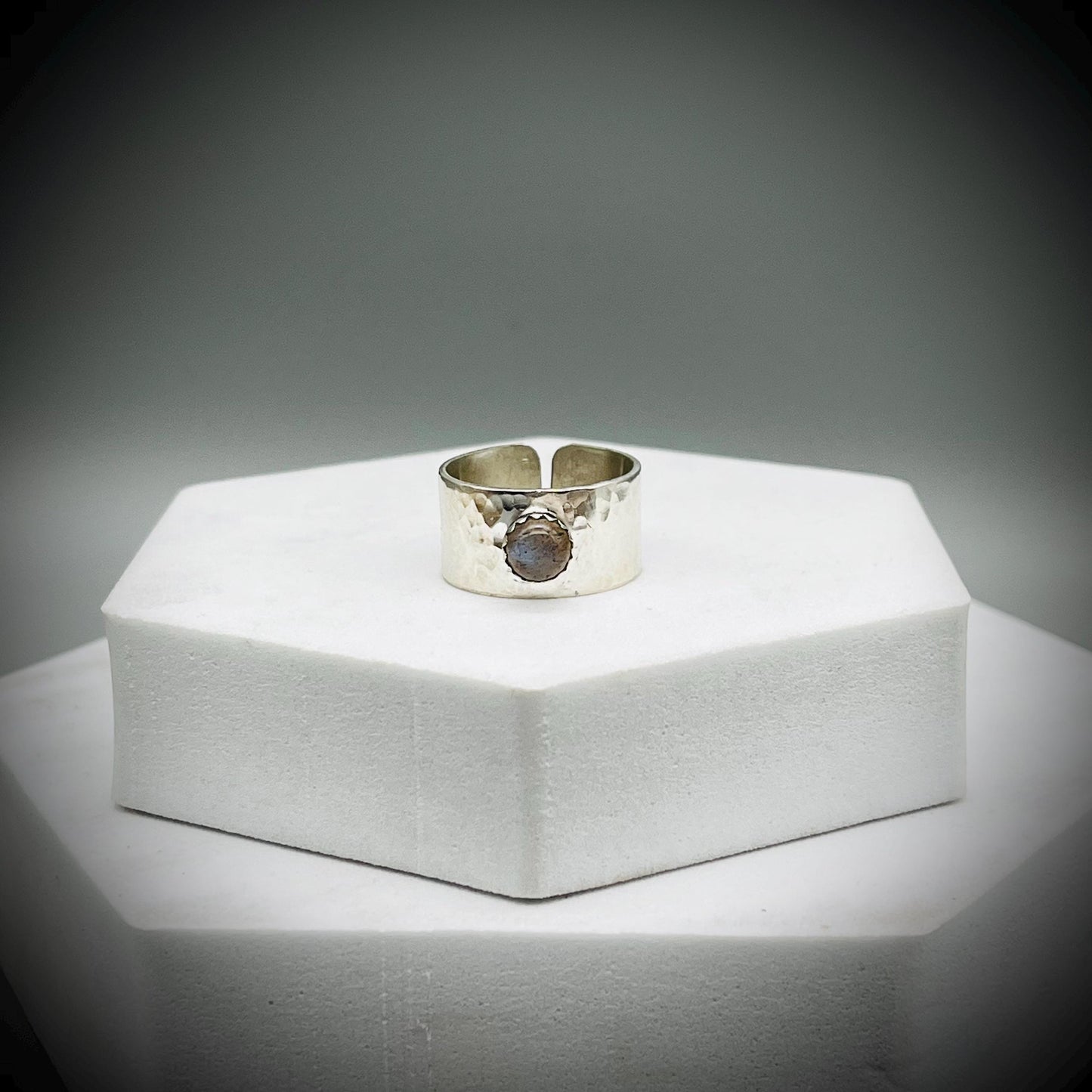 Sterling Silver Wide Ring Bang, Labradorite Crystal Ring, Hammered Silver Ring Band, Textured Silver Ring, Wide Silver Ring with Labradorite