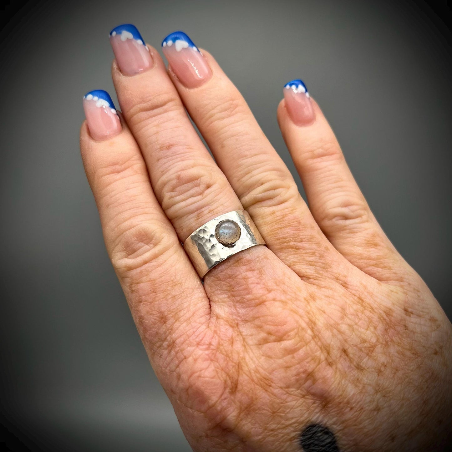 Sterling Silver Wide Ring Bang, Labradorite Crystal Ring, Hammered Silver Ring Band, Textured Silver Ring, Wide Silver Ring with Labradorite