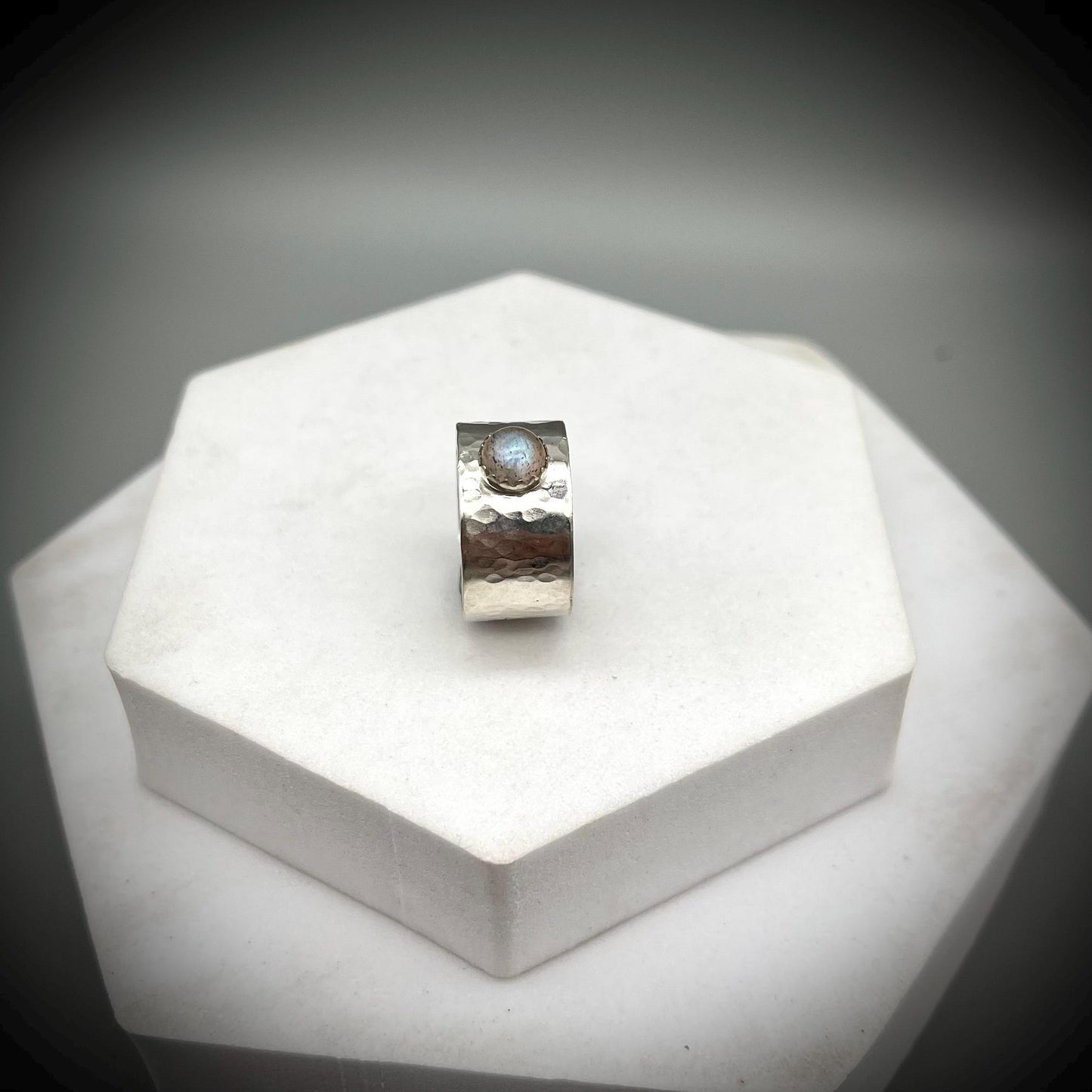 Sterling Silver Wide Ring Bang, Labradorite Crystal Ring, Hammered Silver Ring Band, Textured Silver Ring, Wide Silver Ring with Labradorite